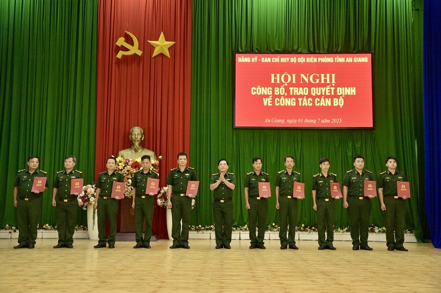 Thượng tá Nguyễn Văn Hiệp, Phó Chính ủy Bộ Chỉ huy Quân sự tỉnh, Chính ủy Ban Chỉ huy Bộ đội Biên phòng tỉnh An Giang trao quyết định bổ nhiệm cho các cán bộ. Thượng tá Nguyễn Văn Hiệp, Phó Chính ủy Bộ Chỉ huy Quân sự tỉnh, Chính ủy Ban Chỉ huy Bộ đội Biên phòng tỉnh An Giang trao quyết định bổ nhiệm cho các cán bộ.