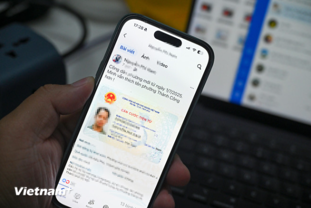 Một người dùng khoe địa chỉ mới được cập nhật trên ứng dụng VNeID. (Ảnh: Minh Sơn/Vietnam+)