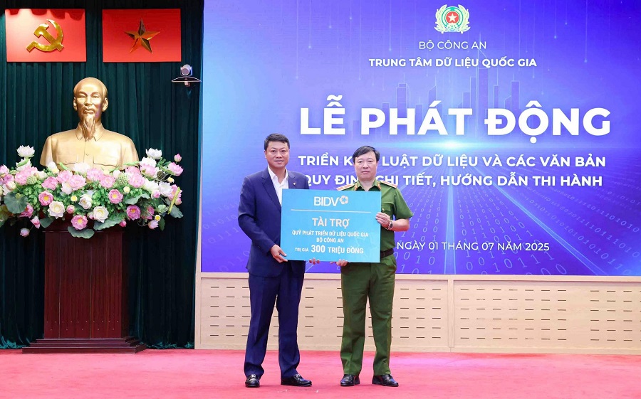 Tổng Giám đốc BIDV Lê Ngọc Lâm trao kinh phí ủng hộ Quỹ Phát triển dữ liệu quốc gia