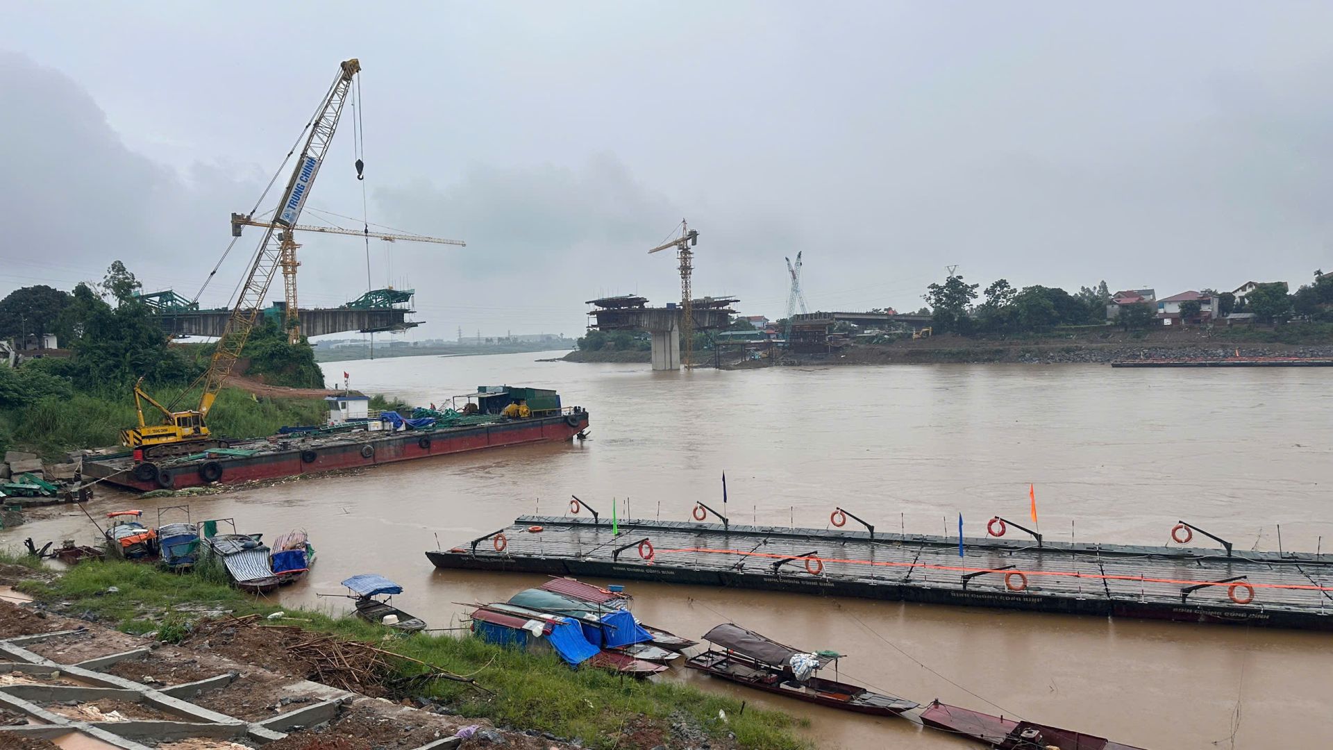Nước sông dâng cao, chảy xiết khiến cầu phao Phong Châu và phà quân sự phải tạm dừng hoạt động Nước sông dâng cao, chảy xiết khiến cầu phao Phong Châu và phà quân sự phải tạm dừng hoạt động