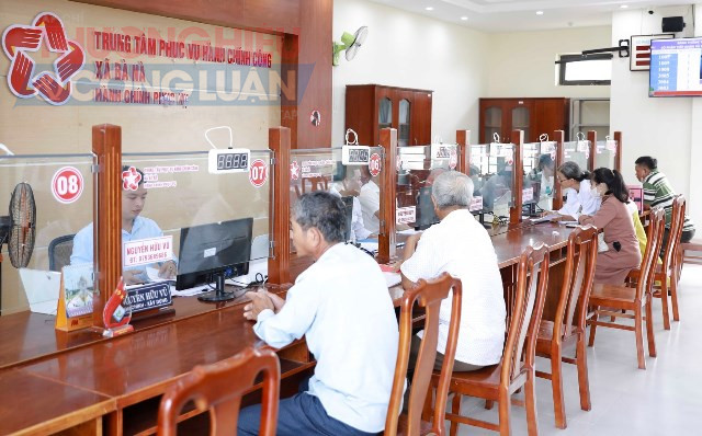 Lãnh đạo xã Bà Nà cho biết, trước đó xã đã tập trung rà soát bổ sung các trang thiết bị cơ sở vật như trang bị hệ thống máy vi tính, đường truyền internet, máy tra cứu để phục vụ người dân Lãnh đạo xã Bà Nà cho biết, trước đó xã đã tập trung rà soát bổ sung các trang thiết bị cơ sở vật như trang bị hệ thống máy vi tính, đường truyền internet, máy tra cứu để phục vụ người dân