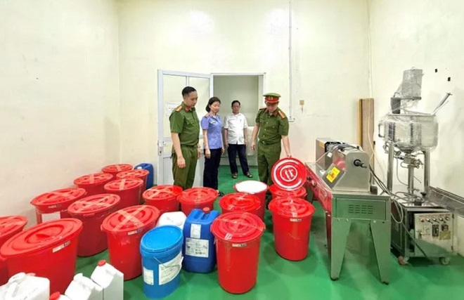 Lực lượng chức năng kiểm tra cơ sở sản xuất Lực lượng chức năng kiểm tra cơ sở sản xuất