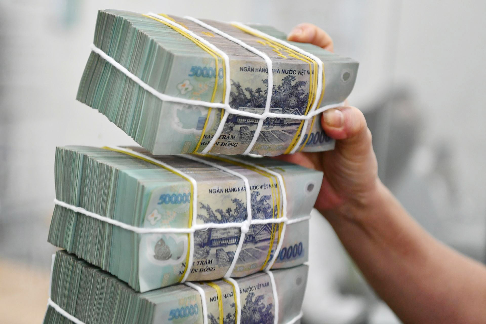 Lãi suất tiền gửi cao nhất tại các ngân hàng dao động từ 6–9,65%/năm. Nhưng để được hưởng mức lãi suất này, khách hàng phải đáp ứng các điều kiện đặc biệt. (Ảnh minh họa) Lãi suất tiền gửi cao nhất tại các ngân hàng dao động từ 6–9,65%/năm. Nhưng để được hưởng mức lãi suất này, khách hàng phải đáp ứng các điều kiện đặc biệt. (Ảnh minh họa)