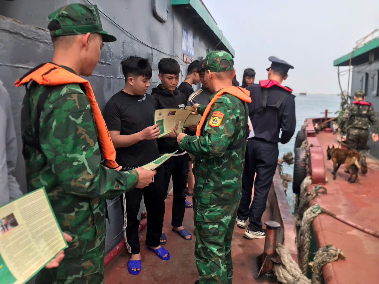 Hải quan Cửa khẩu Cảng Vạn Gia phối hợp với Đồn Biên phòng Cửa khẩu Cảng Vạn Gia tuyên truyền pháp luật về hải quan, biên phòng...