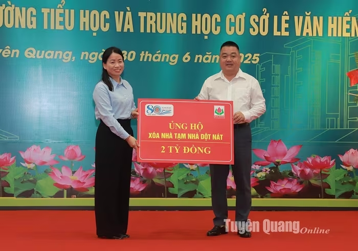 Tổng giám đốc Bảo Minh - Ông Vũ Anh Tuấn ttrao tặng 2 tỷ đồng cho tỉnh xóa nhà tạm, nhà dột nát. Ảnh: Tuyên Quang Online