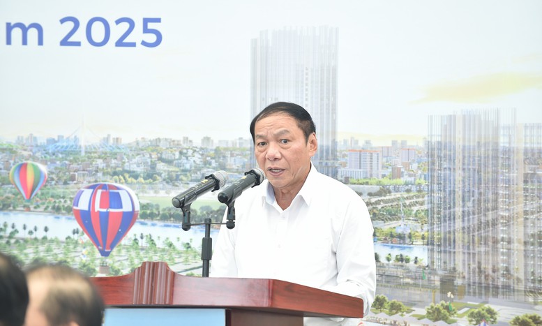 Bộ trưởng Bộ Văn hóa, Thể thao và Du lịch Nguyễn Văn Hùng báo cáo tại cuộc làm việc - Ảnh: VGP/Giang Thanh