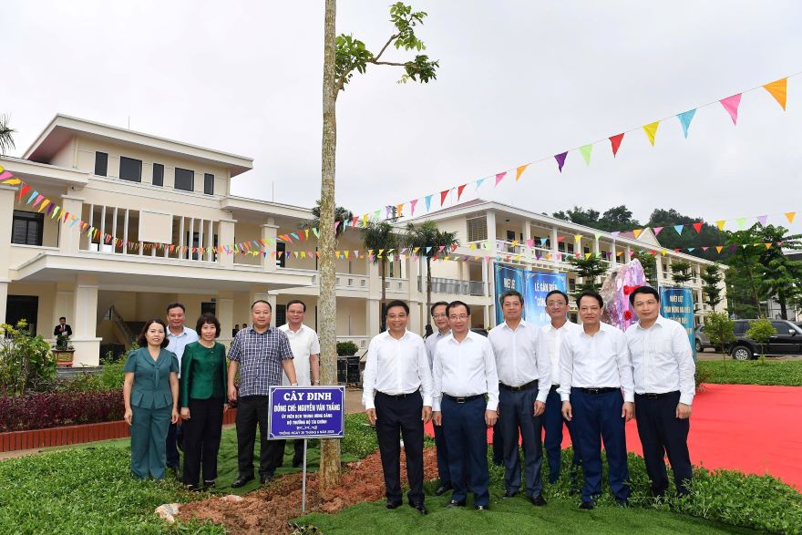 Bộ trưởng Nguyễn Văn Thắng và cùng các đồng chí trong Đoàn công tác trồng cây lưu niệm trong khuôn viên Trường Tiểu học và Trung học cơ sở Lê Văn Hiến Bộ trưởng Nguyễn Văn Thắng và cùng các đồng chí trong Đoàn công tác trồng cây lưu niệm trong khuôn viên Trường Tiểu học và Trung học cơ sở Lê Văn Hiến