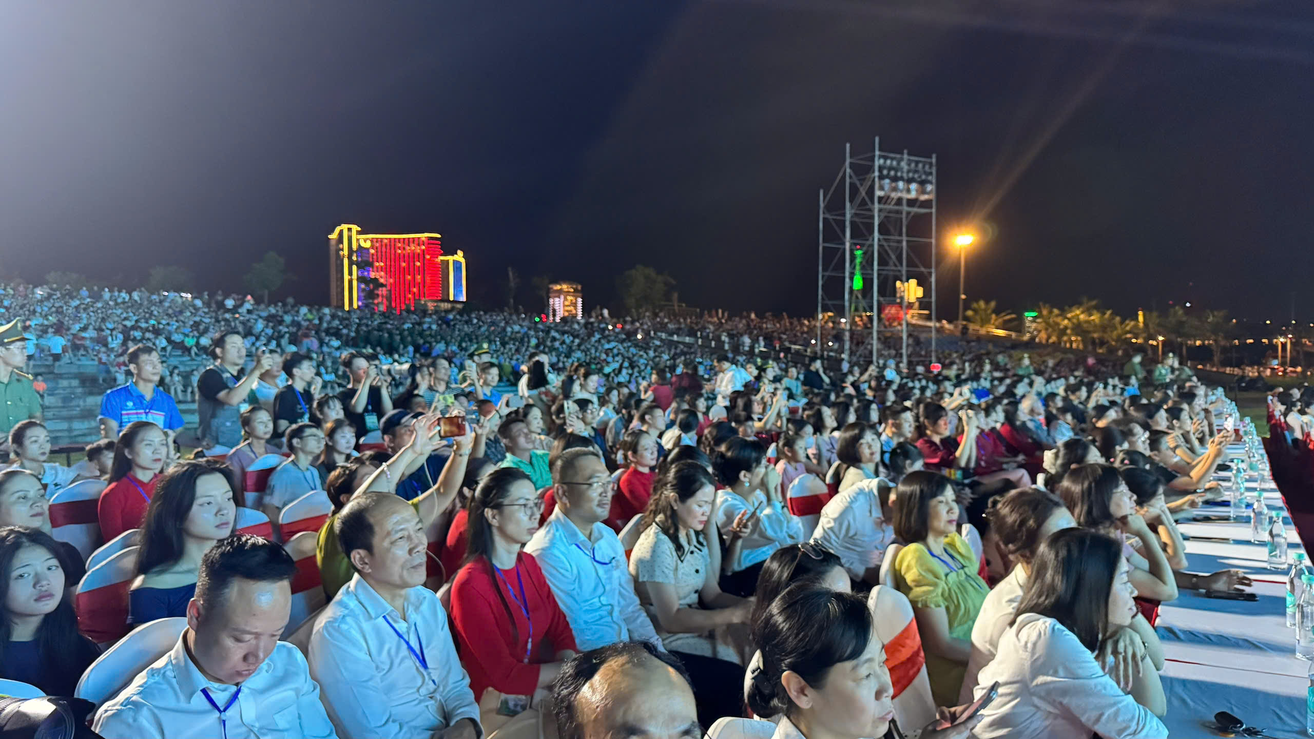 Đông đảo người dân du khách đến tham gia cổ vũ chương trình. Màn pháo hoa tầm cao kết thúc chương trình.