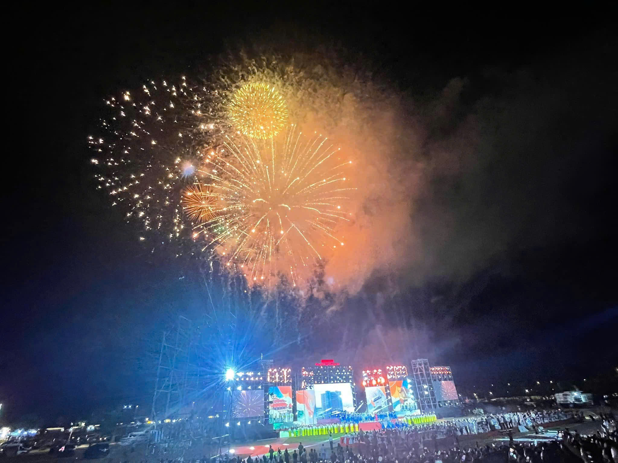Màn pháo hoa tầm cao đặc sắc kết thúc chương trình.