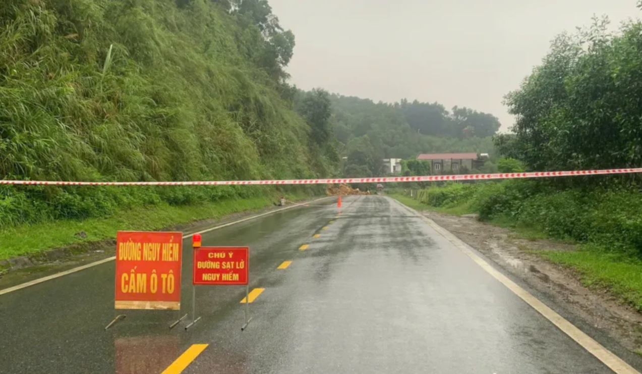 Nơi xảy ra xạt lở được rào chắn và đặt cảnh báo.