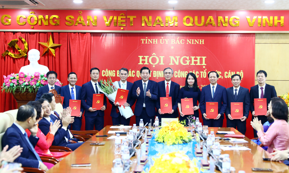 Đồng chí Nguyễn Văn Gấu trao quyết định cho các đồng chí lãnh đạo Ban Tổ chức Tỉnh ủy. Đồng chí Nguyễn Văn Gấu trao quyết định cho các đồng chí lãnh đạo Ban Tổ chức Tỉnh ủy.