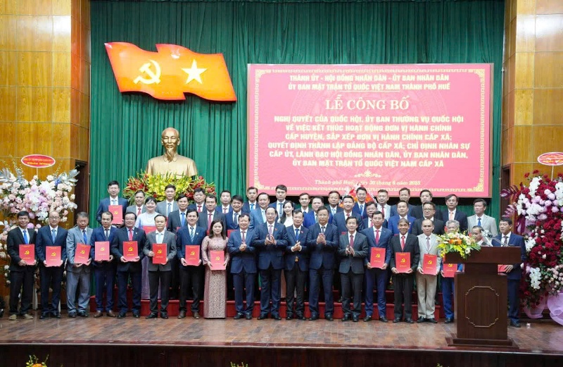 Thành ủy Huế trao quyết định bổ nhiệm, điều động cán bộ