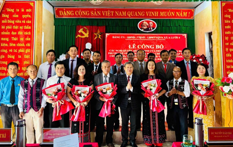 Xã A Lưới 3 công bố quyết định cán bộ