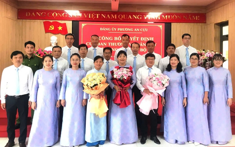 Đảng ủy phường An Cựu công bố quyết định về sắp xếp, bổ nhiệm cán bộ