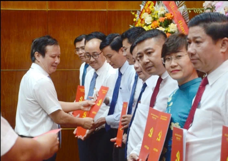 Bí thư Thành ủy Huế Lê Trường Lưu trao quyết định cán bộ