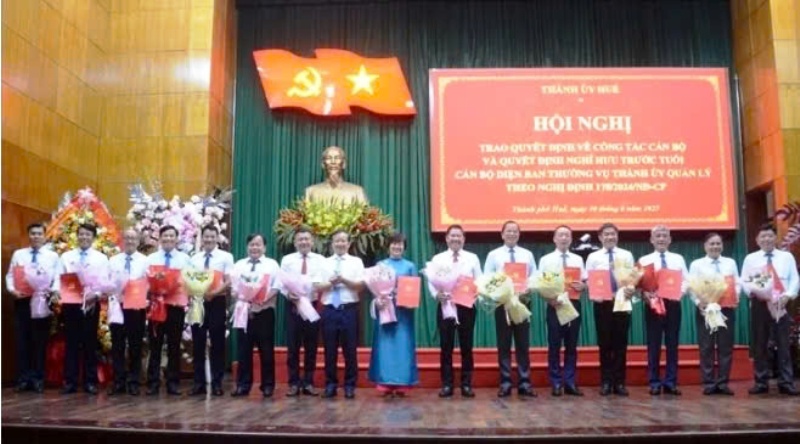 Thành ủy Huế trao quyết định về cán bộ