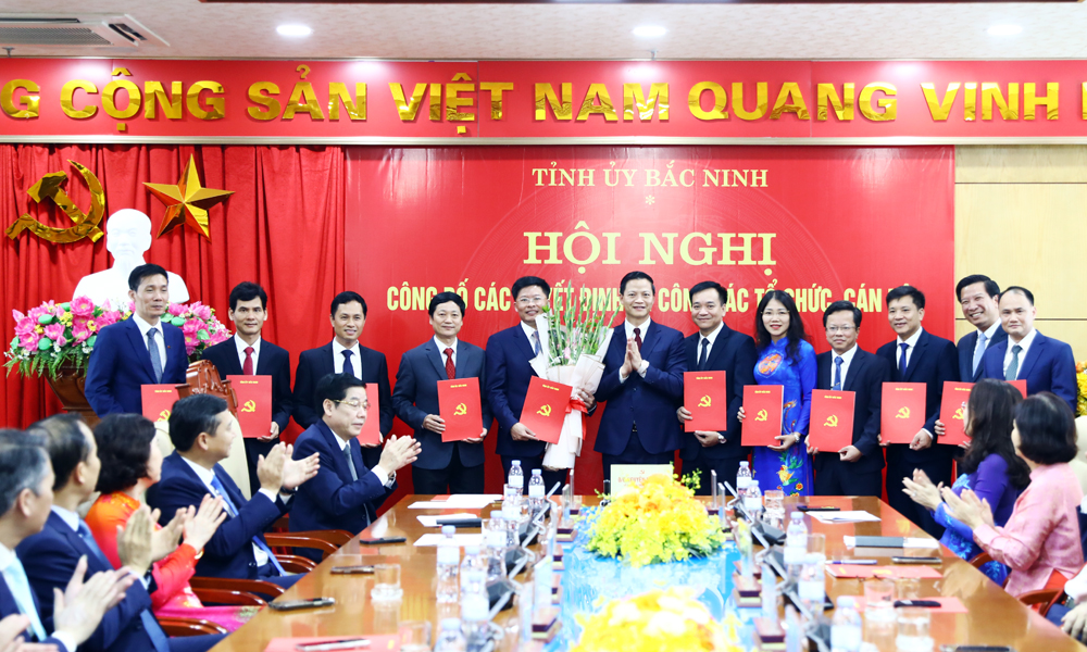 Đồng chí Vương Quốc Tuấn trao quyết định cho lãnh đạo Báo và phát thanh, truyền hình Bắc Ninh. Đồng chí Vương Quốc Tuấn trao quyết định cho lãnh đạo Báo và phát thanh, truyền hình Bắc Ninh.