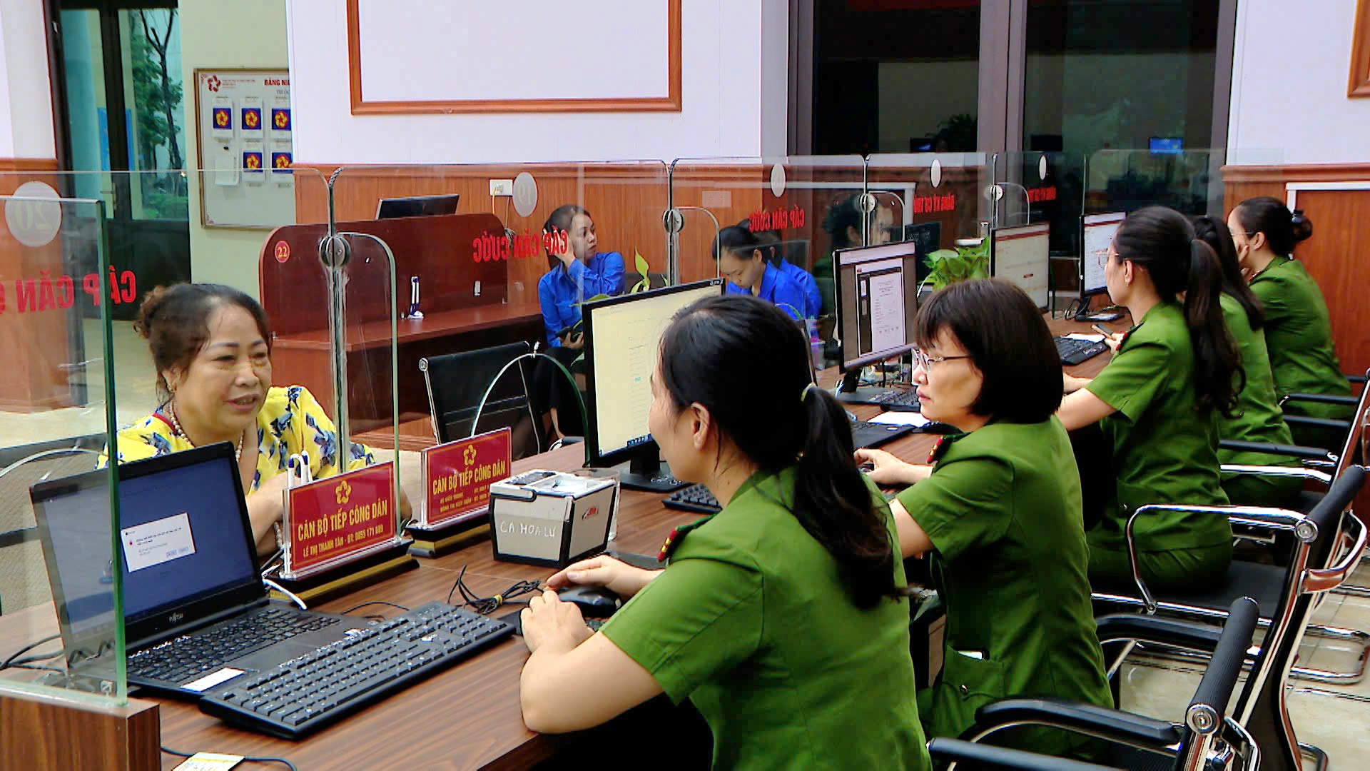 Cán bộ Công an phường Hoa Lư thực hiện giải quyết các thủ tục hành chính tại Trung tâm Phục vụ hành chính công phường Cán bộ Công an phường Hoa Lư thực hiện giải quyết các thủ tục hành chính tại Trung tâm Phục vụ hành chính công phường