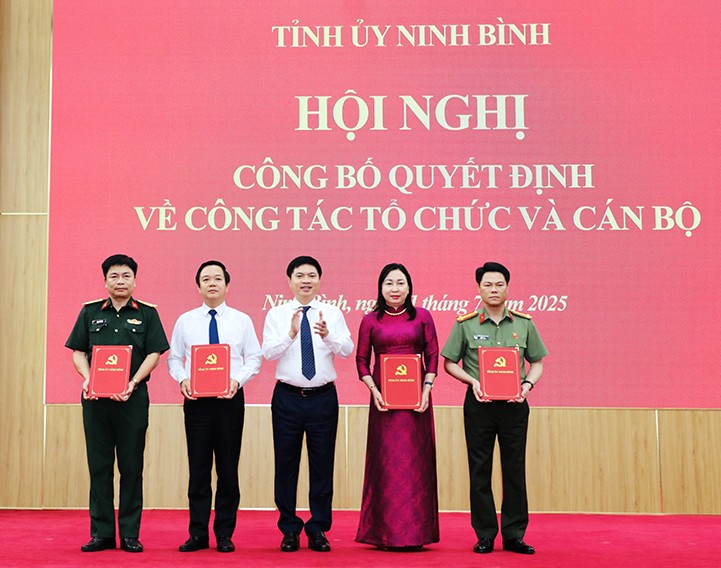 Ninh Bình công bố các quyết định tổ chức bộ máy và cán bộ sau hợp nhất