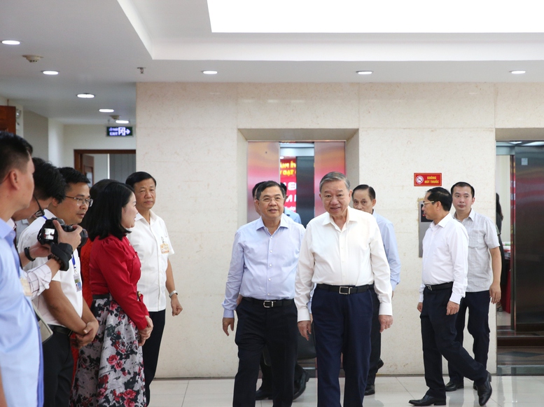 Tổng Bí thư Tô Lâm tới tham dự Hội nghị sơ kết công tác 6 tháng đầu năm và nhiệm vụ trọng tâm 6 tháng cuối năm 2025 của Ban Chỉ đạo Trung ương về phát triển khoa học, công nghệ, đổi mới sáng tạo và chuyển đổi số - Ảnh: VGP/Nguyễn Hoàng Tổng Bí thư Tô Lâm tới tham dự Hội nghị sơ kết công tác 6 tháng đầu năm và nhiệm vụ trọng tâm 6 tháng cuối năm 2025 của Ban Chỉ đạo Trung ương về phát triển khoa học, công nghệ, đổi mới sáng tạo và chuyển đổi số - Ảnh: VGP/Nguyễn Hoàng