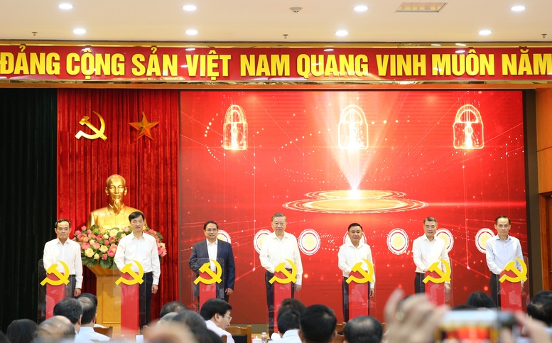 Tổng Bí thư Tô Lâm, Thủ tướng Chính phủ Phạm Minh Chính, Thường trực Ban Bí thư Trần Cẩm Tú cùng các đồng chí lãnh đạo thực hiện nghi thức nhấn nút khai trương 3 nền tảng số phục vụ triển khai Nghị quyết 57-NQ/TW - Ảnh: VGP/Nguyễn Hoàng Tổng Bí thư Tô Lâm, Thủ tướng Chính phủ Phạm Minh Chính, Thường trực Ban Bí thư Trần Cẩm Tú cùng các đồng chí lãnh đạo thực hiện nghi thức nhấn nút khai trương 3 nền tảng số phục vụ triển khai Nghị quyết 57-NQ/TW - Ảnh: VGP/Nguyễn Hoàng