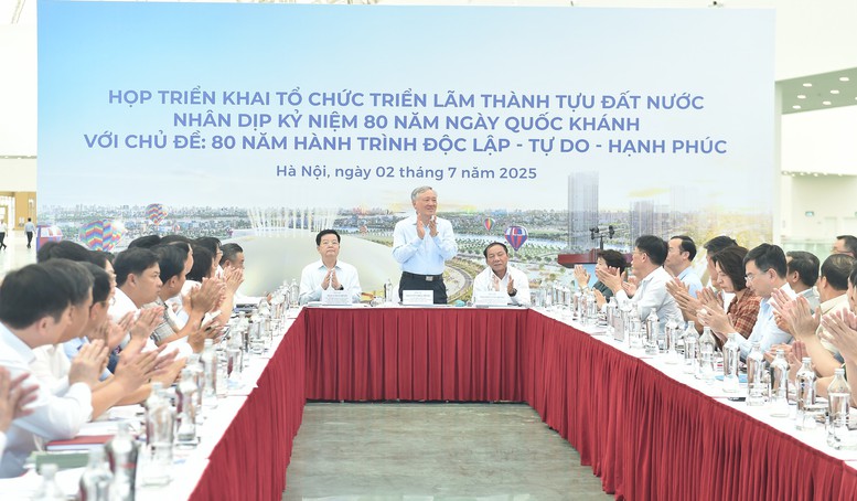 Phó Thủ tướng Thường trực Chính phủ Nguyễn Hòa Bình và Phó Thủ tướng Chính phủ Mai Văn Chính chủ trì cuộc họp về công tác chuẩn bị, triển khai tổ chức Triển lãm thành tựu đất nước - Ảnh: VGP/Giang Thanh