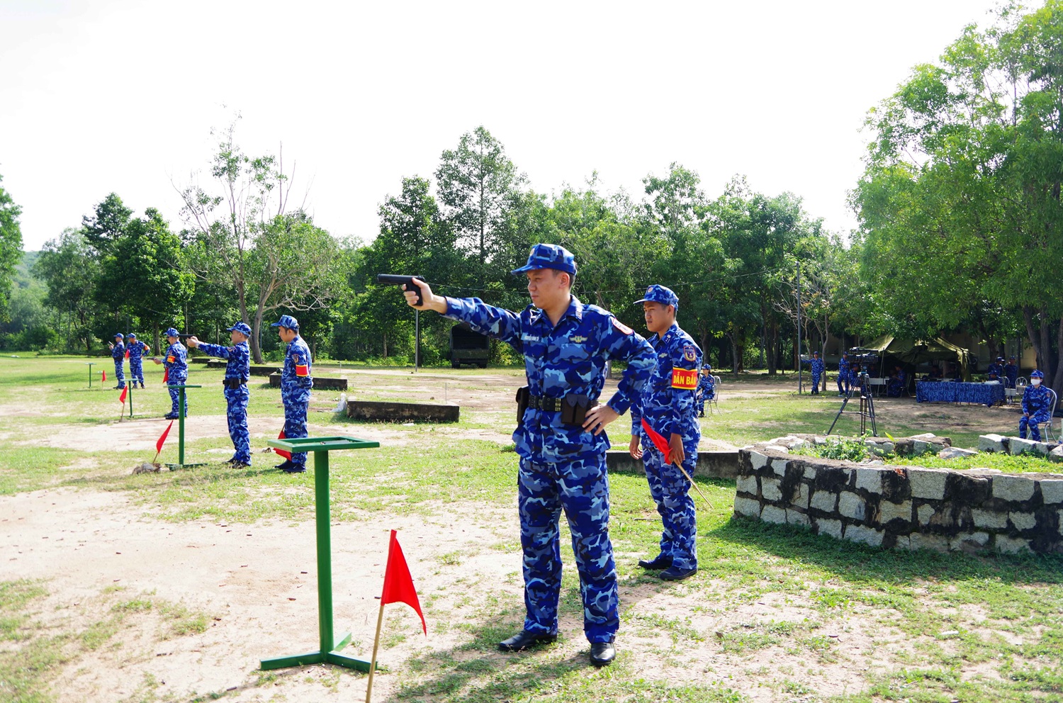 Sĩ quan thực hiện bài bắn K-54