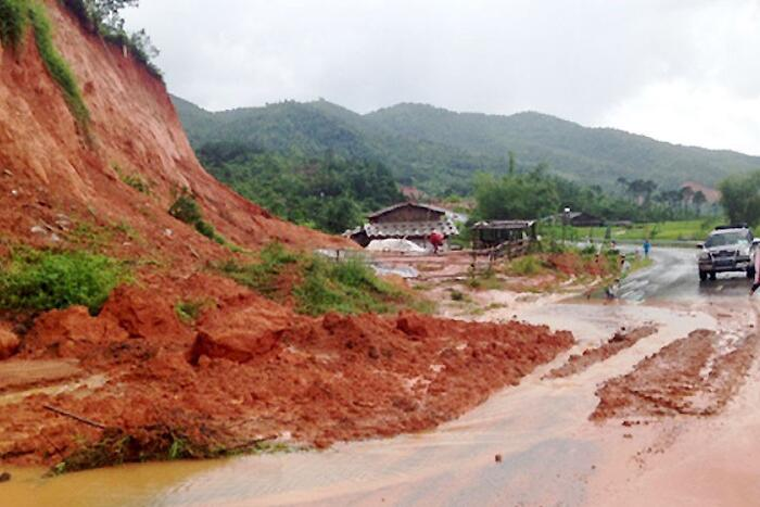 Triển khai bảo đảm an toàn giao thông đường bộ trước diễn biến mưa lũ phức tạp