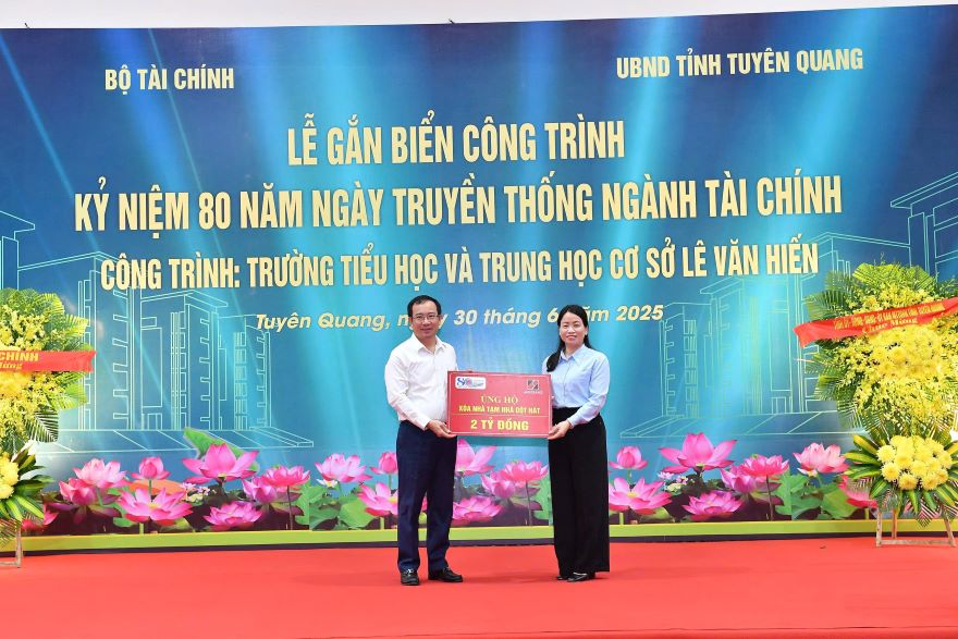 Đại diện Agribank - Phó Tổng Giám đốc Đoàn Ngọc Lưu, trao tặng 2 tỷ đồng hỗ trợ xóa nhà tạm, nhà dột nát trên địa bàn tỉnh Tuyên Quang Đại diện Agribank - Phó Tổng Giám đốc Đoàn Ngọc Lưu, trao tặng 2 tỷ đồng hỗ trợ xóa nhà tạm, nhà dột nát trên địa bàn tỉnh Tuyên Quang
