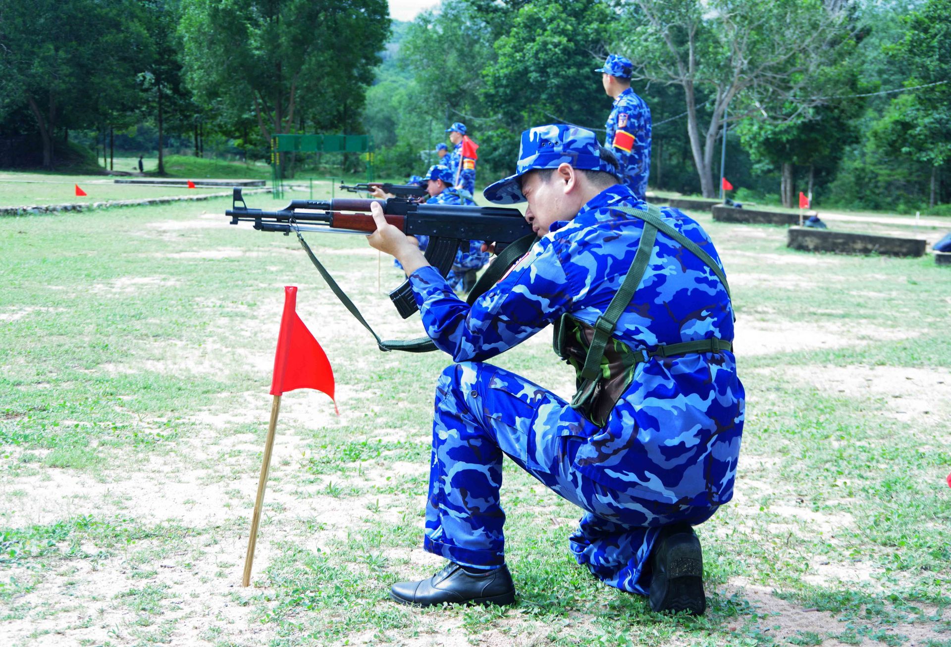 Thực hiện bài bắn AK-47