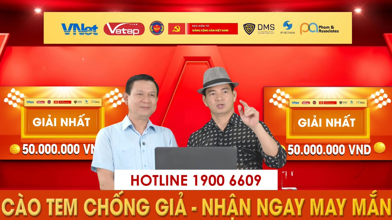 Ông Phạm Đức Thái - Vụ trưởng, Giám đốc Trung tâm thông tin và Nghiên cứu khoa học, Nhà xuất bản Chính trị quốc gia Sự thật tham gia quay thưởng tại Chương trình