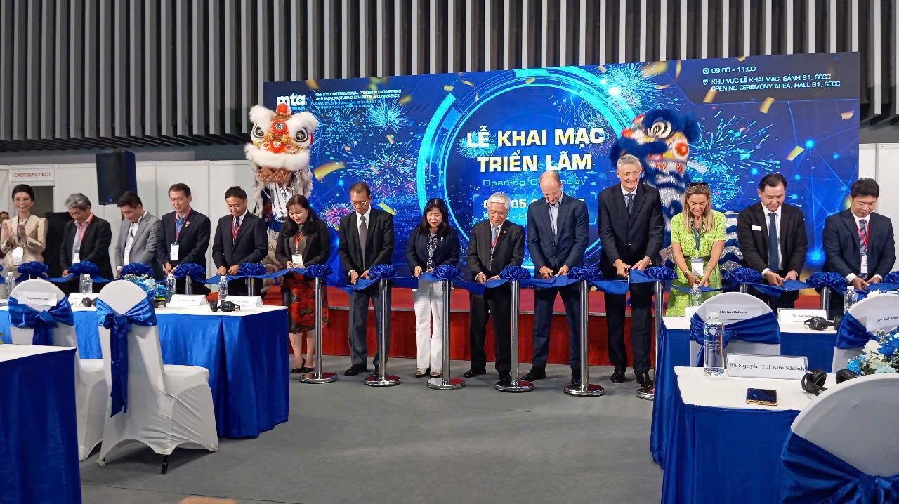 Các đại biểu cắt băng khai mạc Triển lãm quốc tế về Cơ khí chính xác và Sản xuất chế tạo (MTA Vietnam 2025) lần thứ 21, năm 2025.