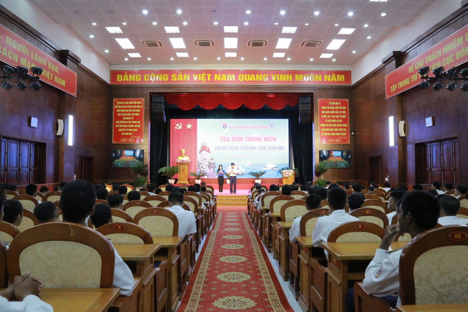 Quang cảnh buổi tọa đàm.