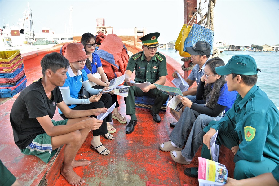 Các lực lượng, Thanh niên, Phụ nữ cùng tham gia vào công cuộc tuyên truyền chống khai thác IUU.