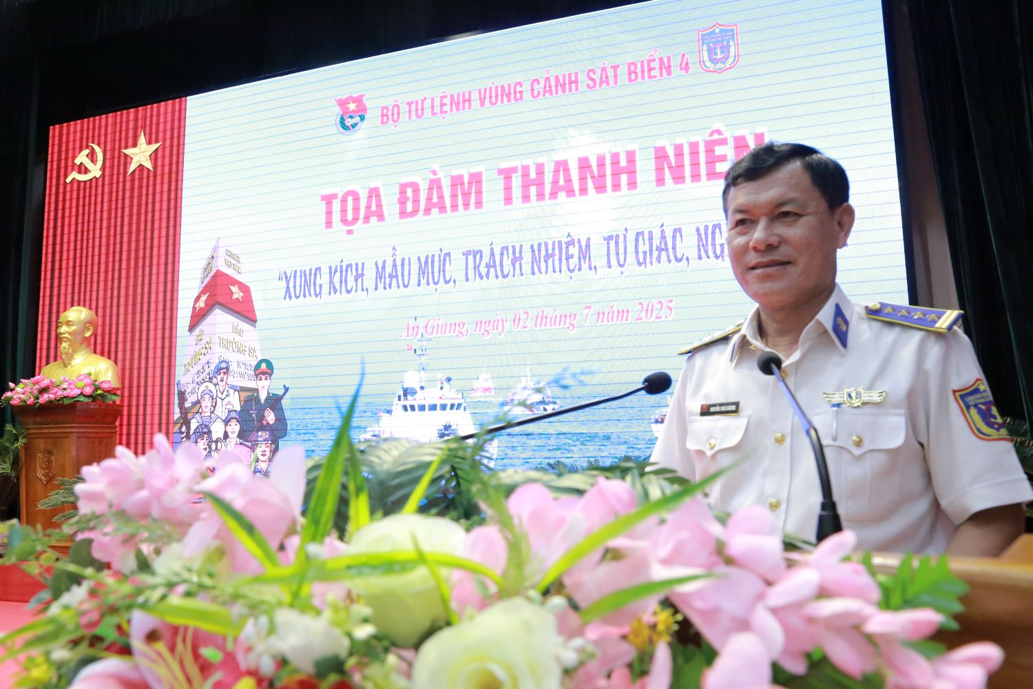 Đại tá Nguyễn Thái Dương, Phó Chính ủy Bộ Tư lệnh Vùng Cảnh sát biển 4 phát biểu chỉ đạo tại Buổi tọa đàm.