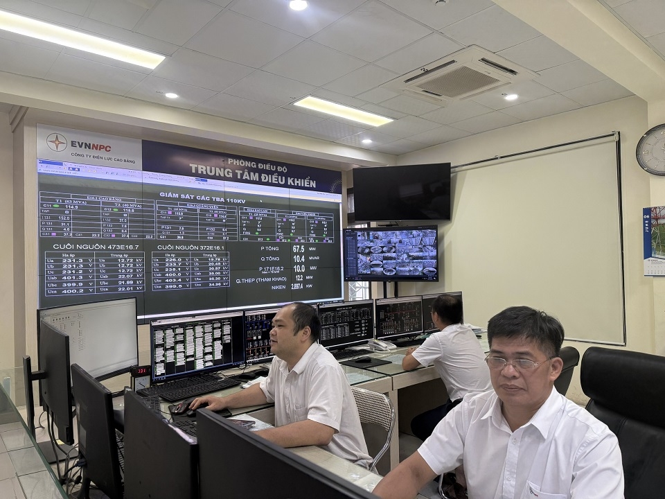 Điều độ viên Trung tâm điều khiển thực hiện giám sát các TBA 110kV Điều độ viên Trung tâm điều khiển thực hiện giám sát các TBA 110kV