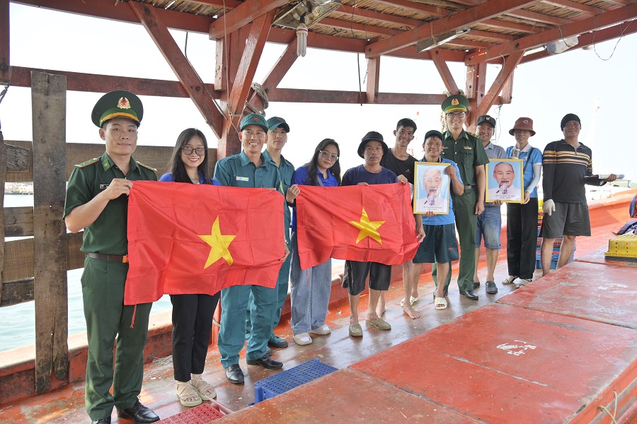 Trong năm 2024, hàng chục ngàn lá cờ, ảnh Bác được các đơn vị Biên phòng tỉnh An Giang trao đến tay ngư dân và kèm lời động viên vương khơi đánh bắt an toàn, đúng pháp luật.
