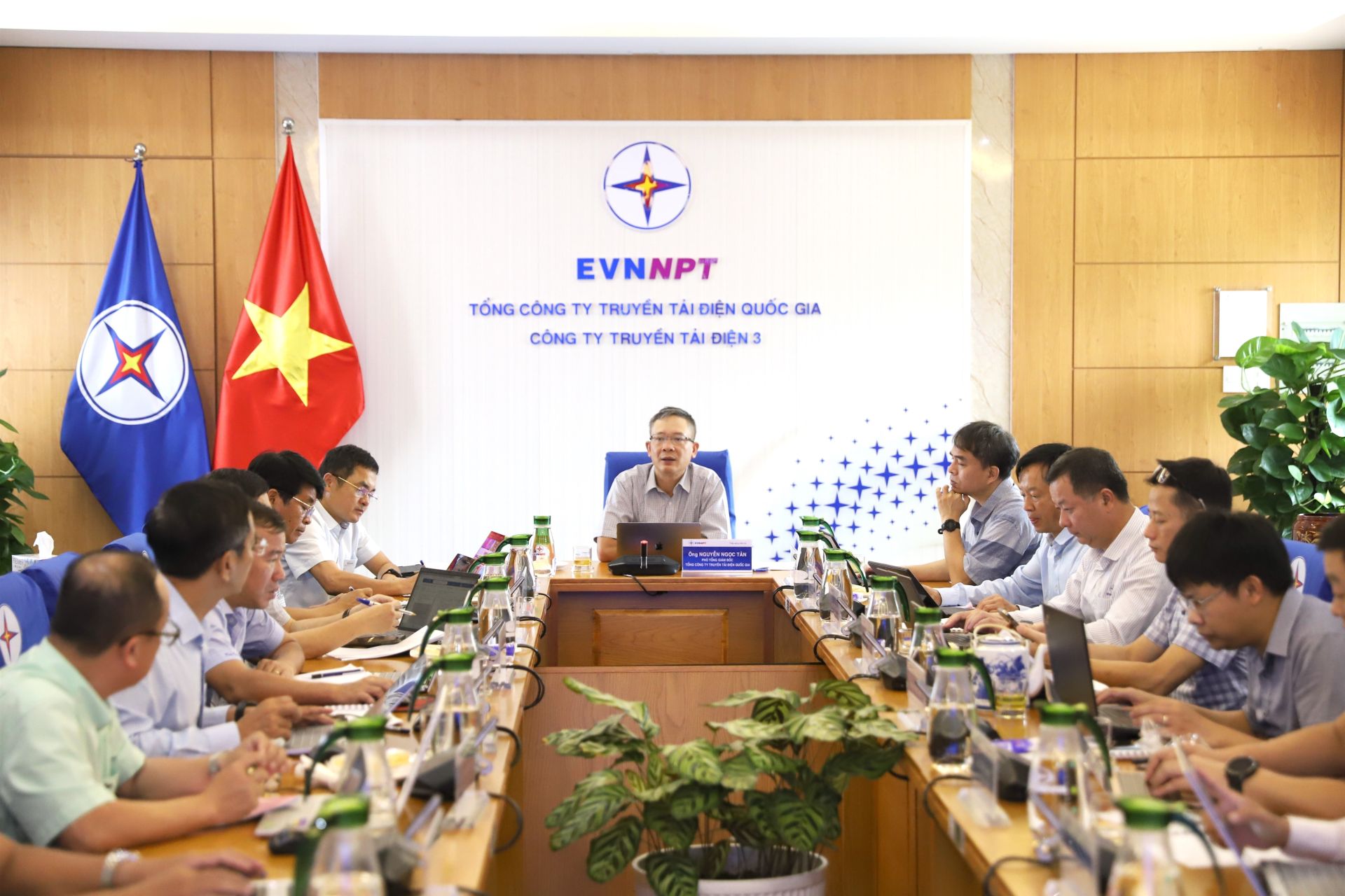 Phó Tổng Giám đốc EVNNPT Nguyễn Ngọc Tân kiểm tra công tác đầu tư xây dựng năm 2025 tại Công ty Truyền tải điện 3