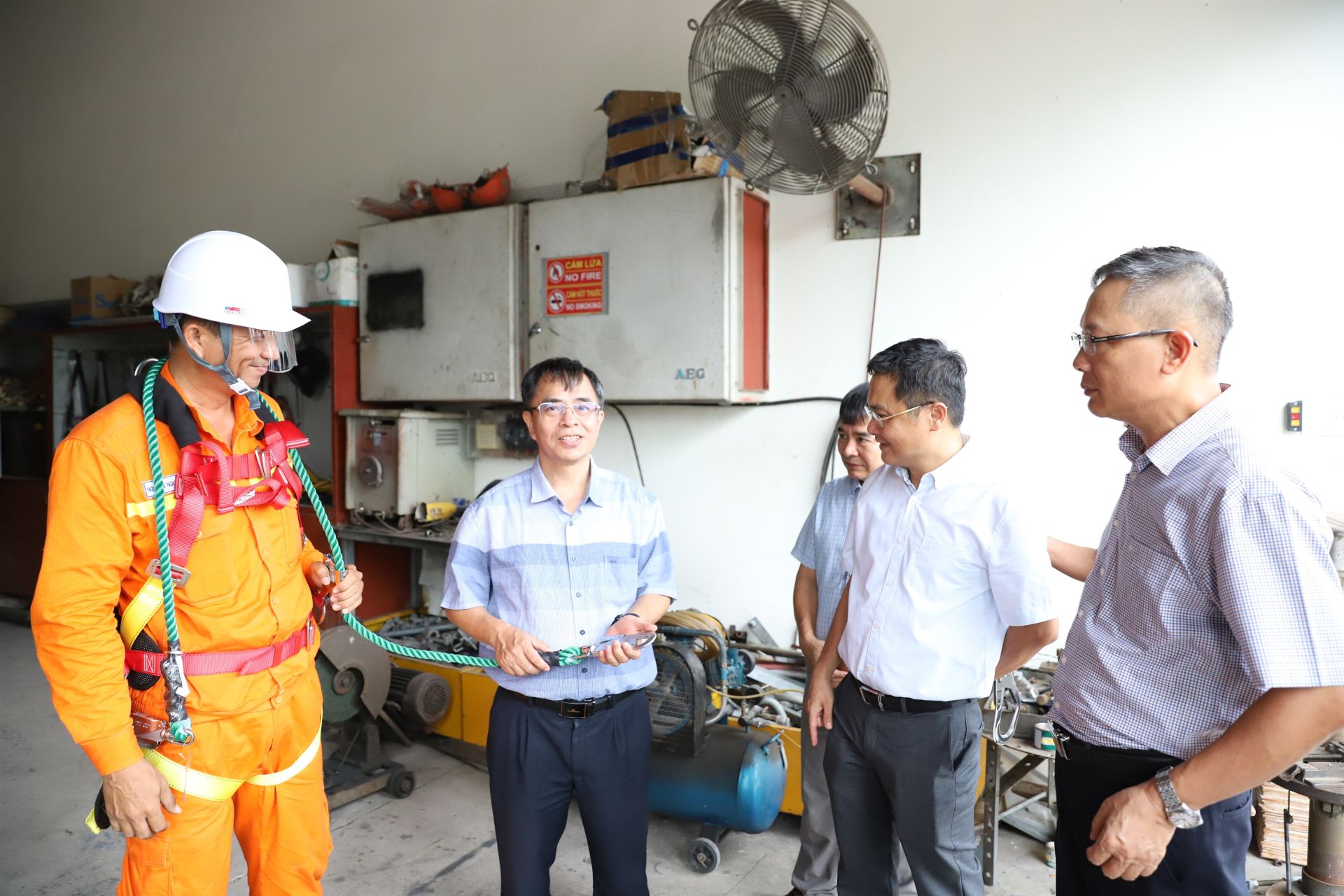 Lãnh đạo EVNNPT kiểm tra trang bị bảo hộ và dụng cụ an toàn phục vụ QLVH lưới điện của PTC3