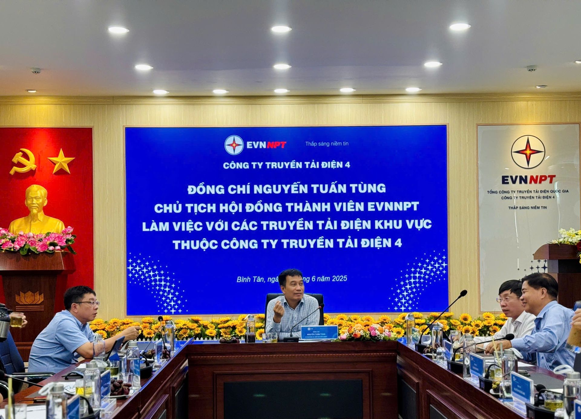 Đồng chí Nguyễn Tuấn Tùng – Bí thư Đảng ủy, Chủ tịch Hội đồng thành viên Tổng Công ty Truyền tải điện Quốc gia phát biểu chỉ đạo