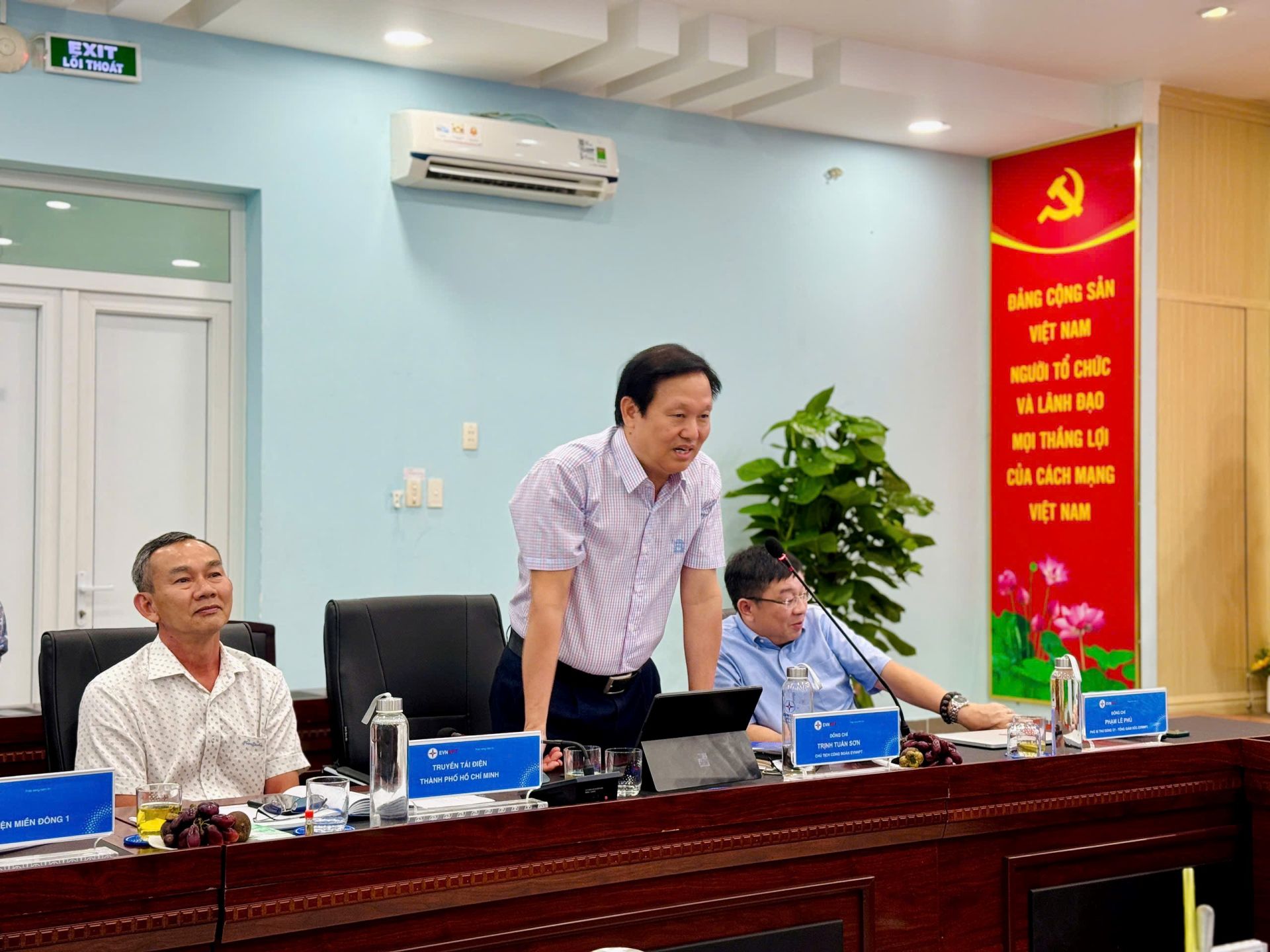 Đồng chí Trịnh Tuấn Sơn – Chủ tịch Công đoàn EVNNPT phát biểu tại buổi làm việc