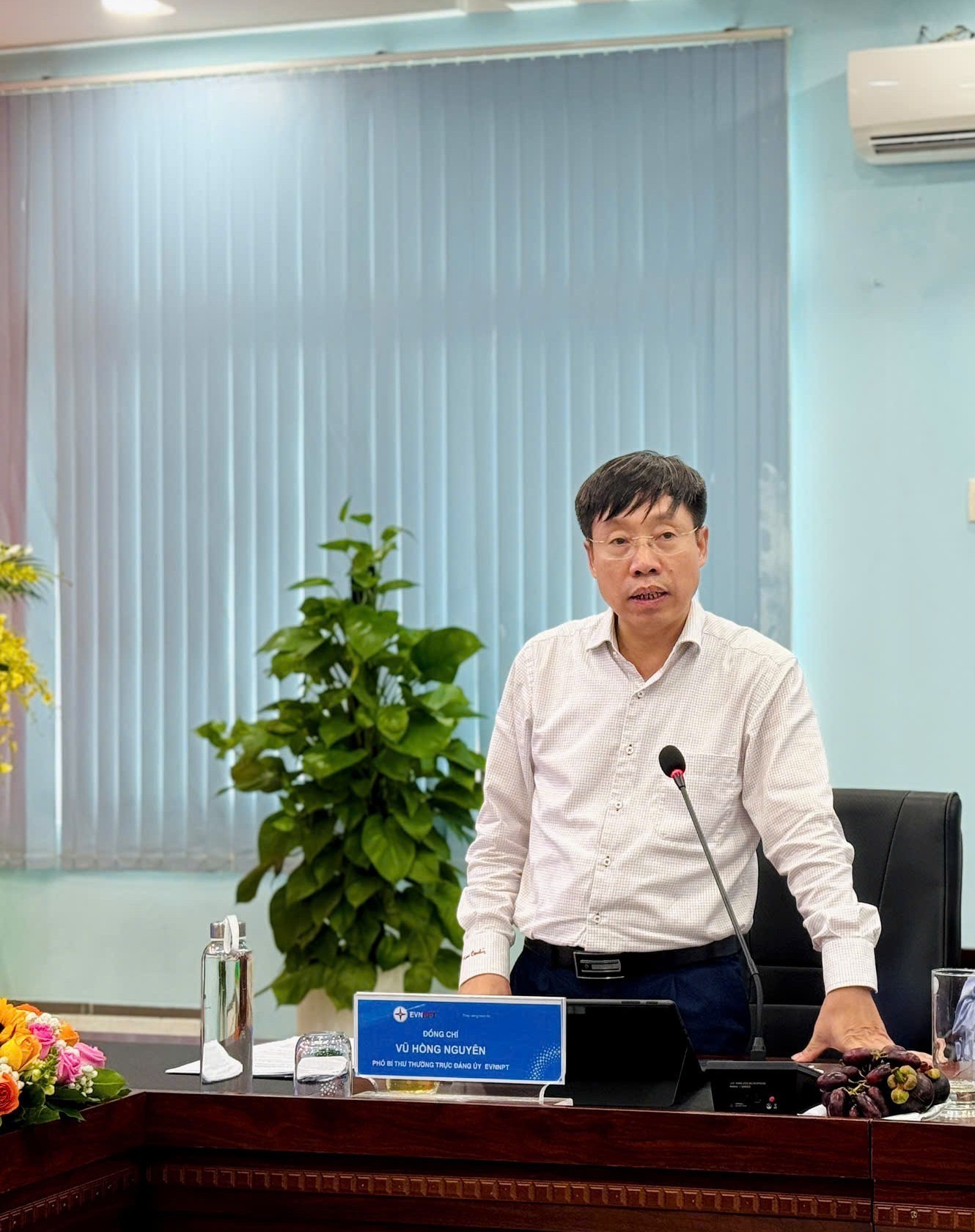 Đồng chí Vũ Hồng Nguyên – Phó Bí thư Thường trực Đảng ủy EVNNPT phát biểu tại buổi làm việc
