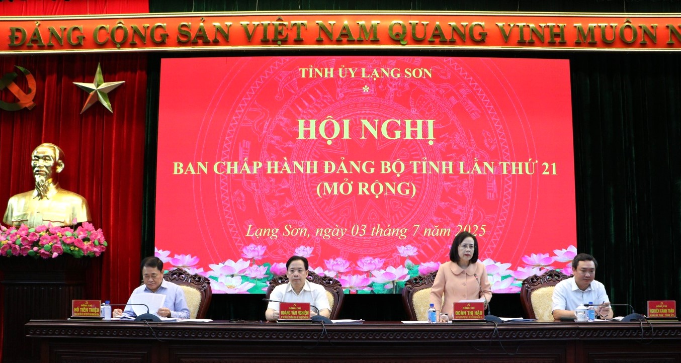 Phó Bí thư Thương trực Tỉnh ủy Lạng Sơn Đoàn Thị Hậu, Chủ tịch HĐND tỉnh Lạng Sơn chủ trì phiên thảo luận tại hội nghị