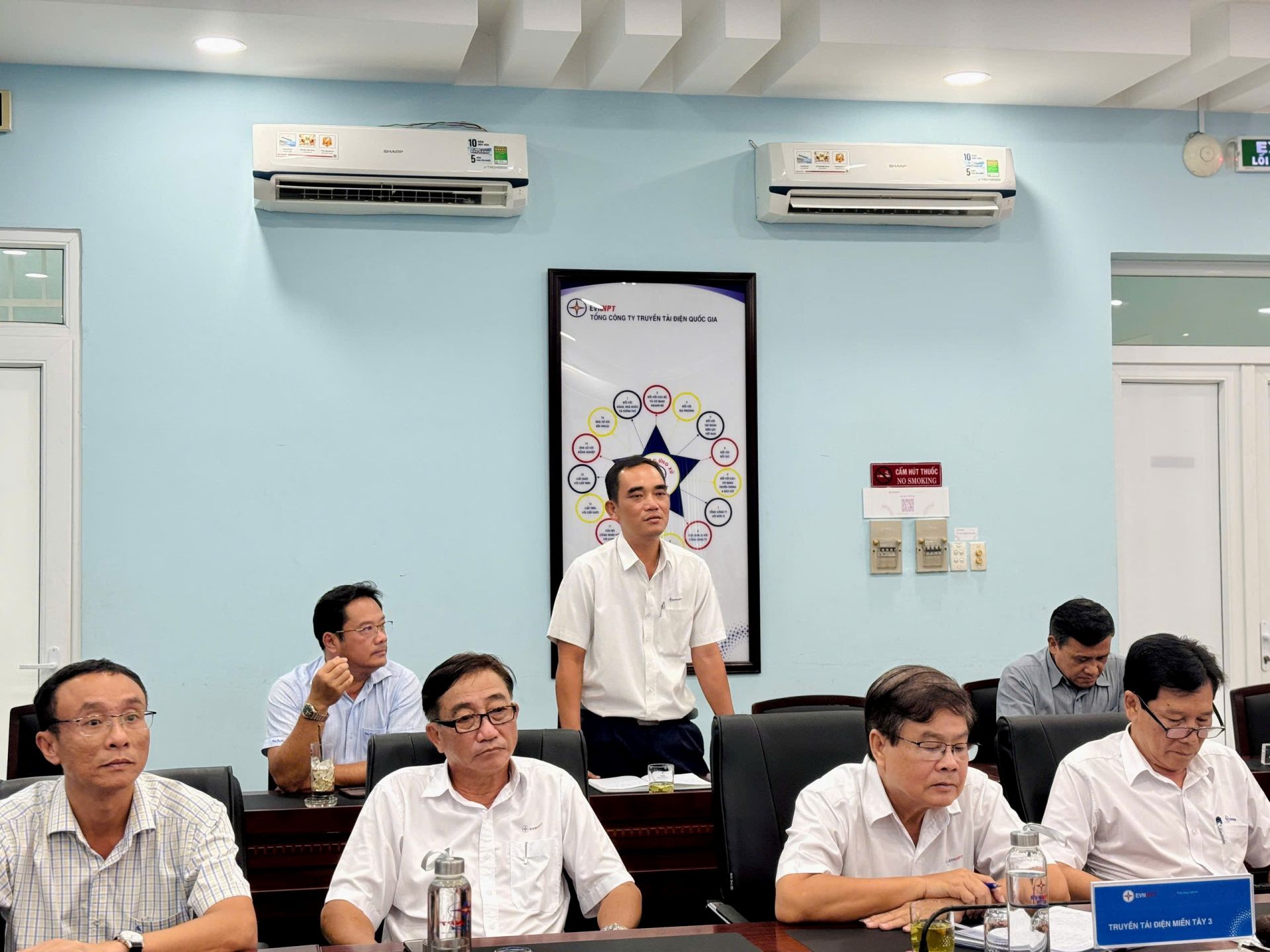 Đồng chí Trần Minh Phương – Trưởng phòng Tổng hợp Truyền tải điện TP. Hồ Chí Minh, đại diện CBCNV khối gián tiếp, bày tỏ tâm tư, nguyện vọng và sự đồng thuận với chủ trương sắp xếp tổ chức.