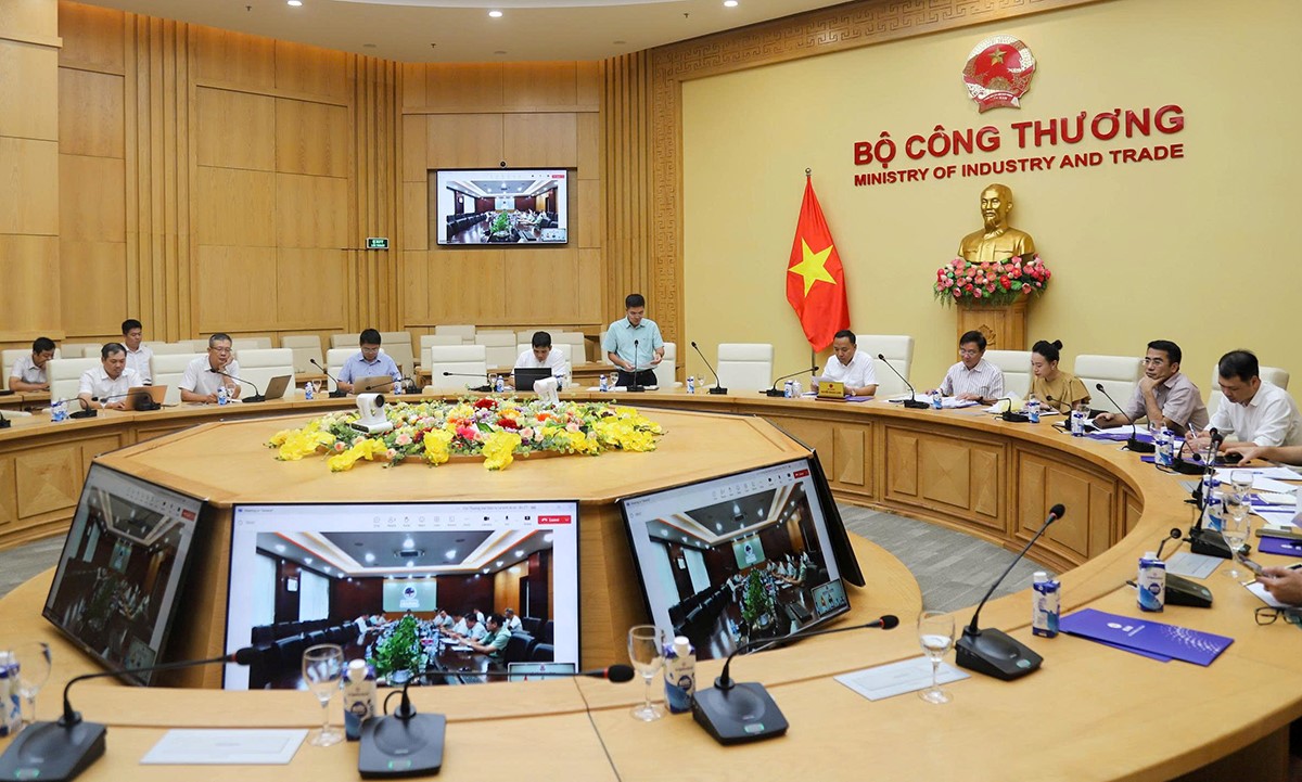 Đại diện EVN báo cáo tại cuộc họp