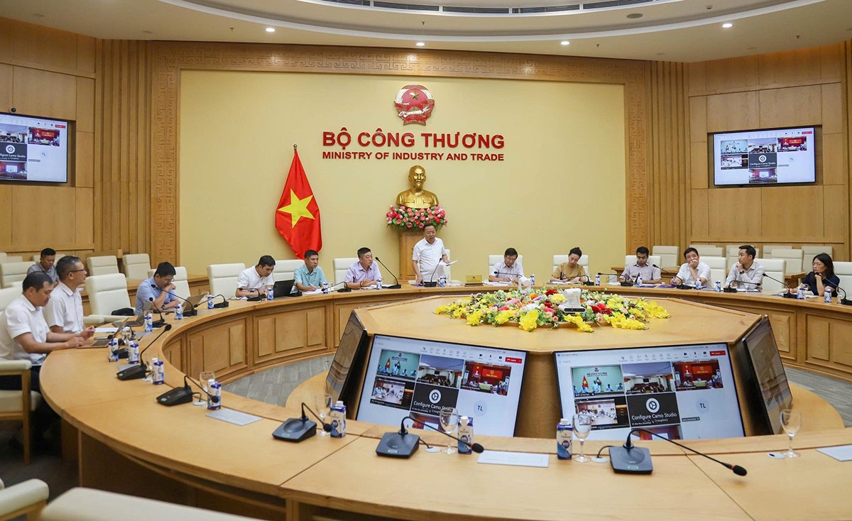 Thứ trưởng Nguyễn Hoàng Long phát biểu kết luận tại cuộc họp