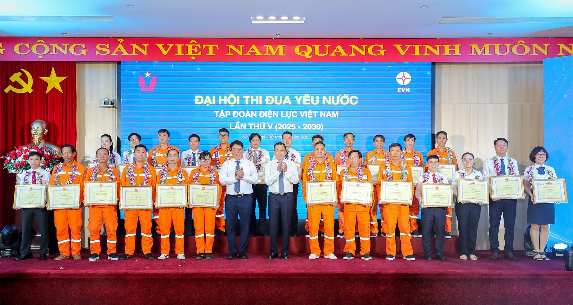 Lãnh đạo EVN trao Giấy khen cho các cá nhân điển hình tiên tiến giai đoạn 2020-2025 Lãnh đạo EVN trao Giấy khen cho các cá nhân điển hình tiên tiến giai đoạn 2020-2025