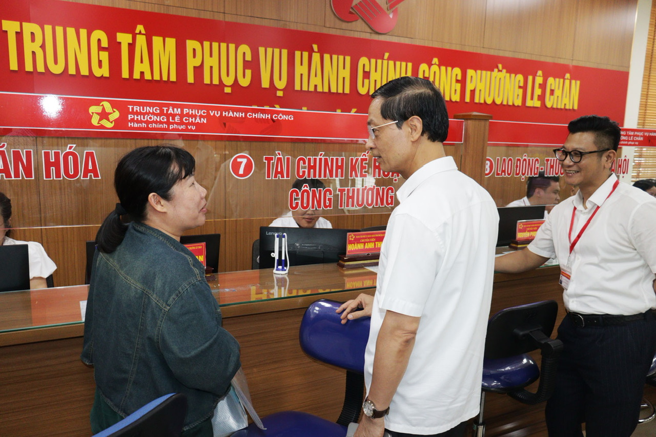 Phó Bí thư Thường trực Thành ủy Đỗ Mạnh Hiến kiểm tra tại Trung tâm Phục vụ hành chính công phường Lê Chân.