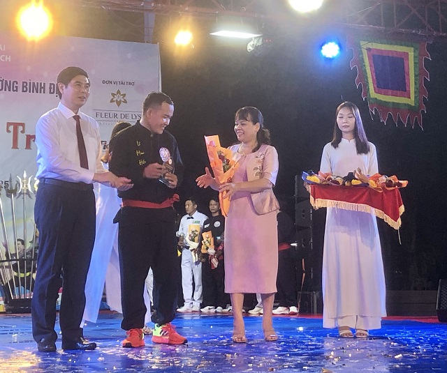 Ông Lâm Hải Giang (bìa trái) và bà Võ Thị Thu Hoà (thứ 3 từ trái qua) tặng hoa các đoàn. Ảnh: VH