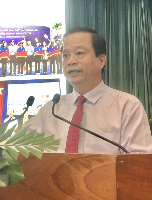 Ông Nguyễn Tuấn Thanh trình bày Báo cáo Tình hình KT-XH 6 tháng đầu năm.. Ảnh: VH